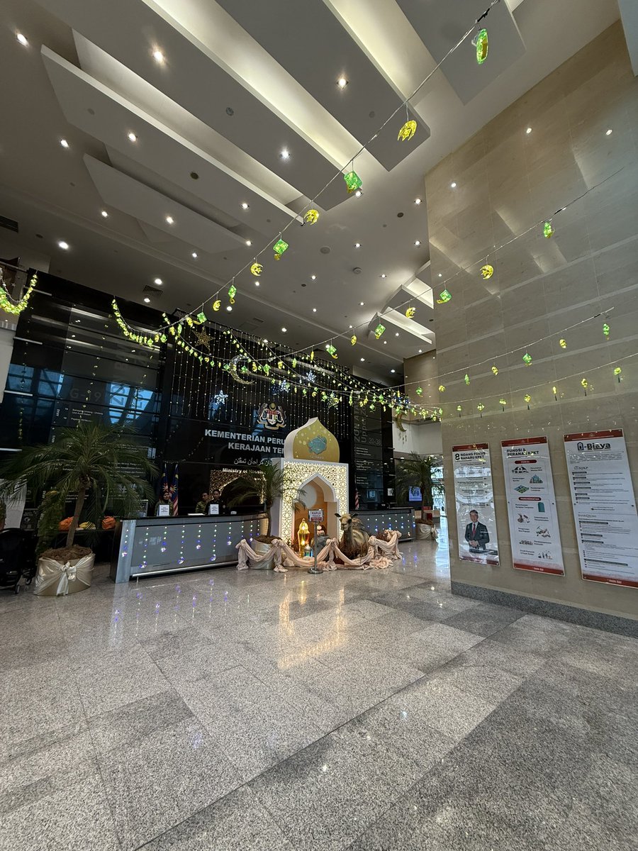 NgaKorMing's tweet photo. Lobi utama KPKT kini berseri dengan hiasan istimewa Hari Raya Aidilfitri.

KPKT sentiasa cakna &amp; komited meraikan kepelbagaian budaya &amp; memupuk keharmonian masy berbilang kaum.

Krjn Madani menghargai jasa &amp; sumbangan setiap kaum &amp; mendukung perpaduan nasional. 

Madani utk semua https://t.co/RGPsfaBaAZ