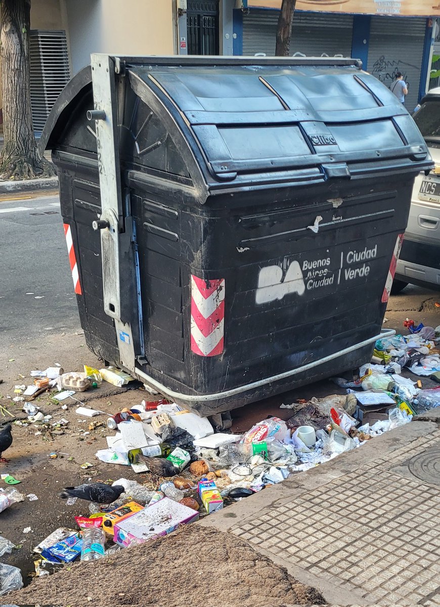 achezzi's tweet image. Esta porqueria puso @horaciorlarreta y @jorgemacri los mantiene resultado todo sucio y la ciudad llena de ratas y moscas !! Inutiles !!!