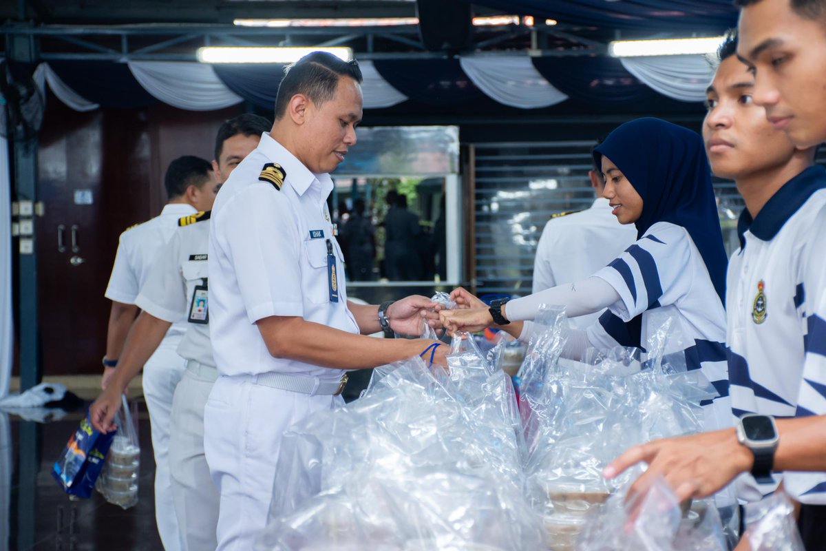 Bahagian Materiel, Markas Tentera Laut telah menganjurkan Program Memasak dan Pengagihan Bubur Lambuk bertempat di Dewan Terbuka <a href="/kdsrigombak/">KD SRI GOMBAK</a> pada 19 Mac.
Berita penuh: facebook.com/share/p/16h6yU…