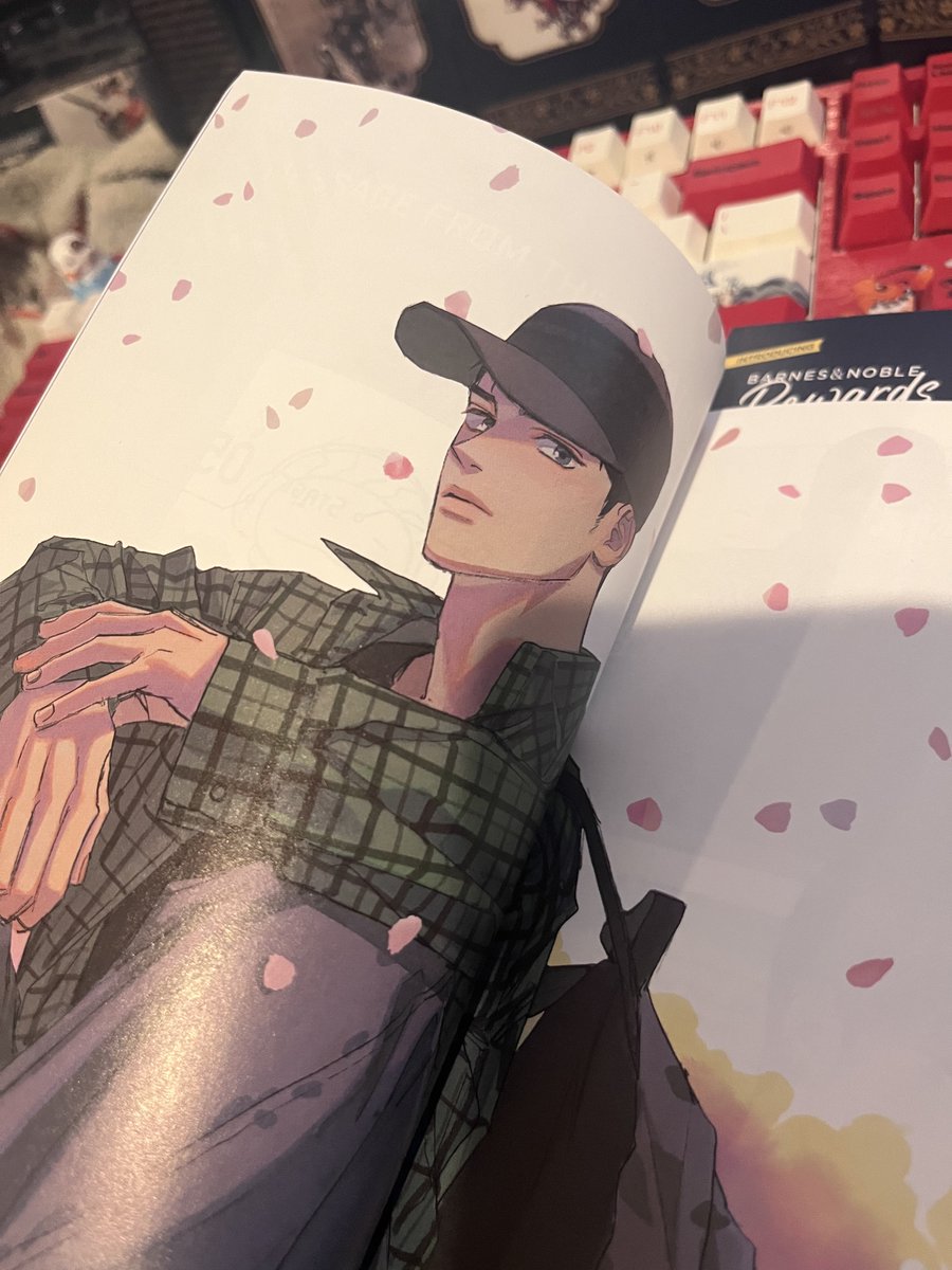 jejechuchubibi's tweet photo. Jetlag could not stop me from running to the nearest Barnes &amp; Noble to get this! Look at these chapter covers!!! They look so good 🥹 https://t.co/ZYwfToApgw