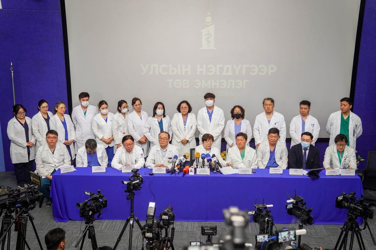 Эмчийнхээ амийг гуйгаад толгой гудайлган зогсож буй эмч нар🥹 Бид өөрсдөө энэ хүмүүсийн өмнө амь, амьдрал гуйгаад зогсдог…