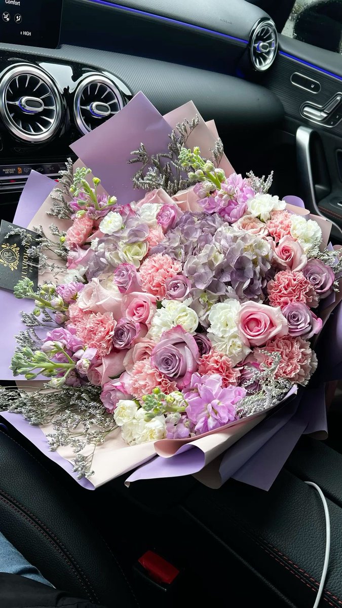 i3Moment's tweet photo. Purple flowers bouquet https://t.co/V4LxjKjy6o