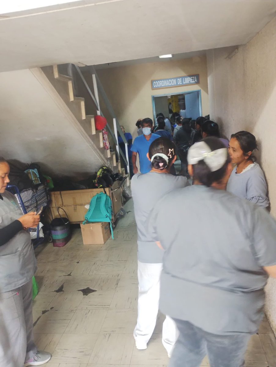 MLS_censura's tweet photo. Falta de empatía de @martibatres director general del @ISSSTE_mx y de Emanuel Cortes, dir. del Hospital B.Juárez @IsssteOaxaca_ , hace un mes que no pagan el sueldo a trabajadoras de limpieza quienes día a dia llevan el sustento a sus familias. Uno y otro se avienta la bolita❗️ https://t.co/7Hve1Vs2Vi