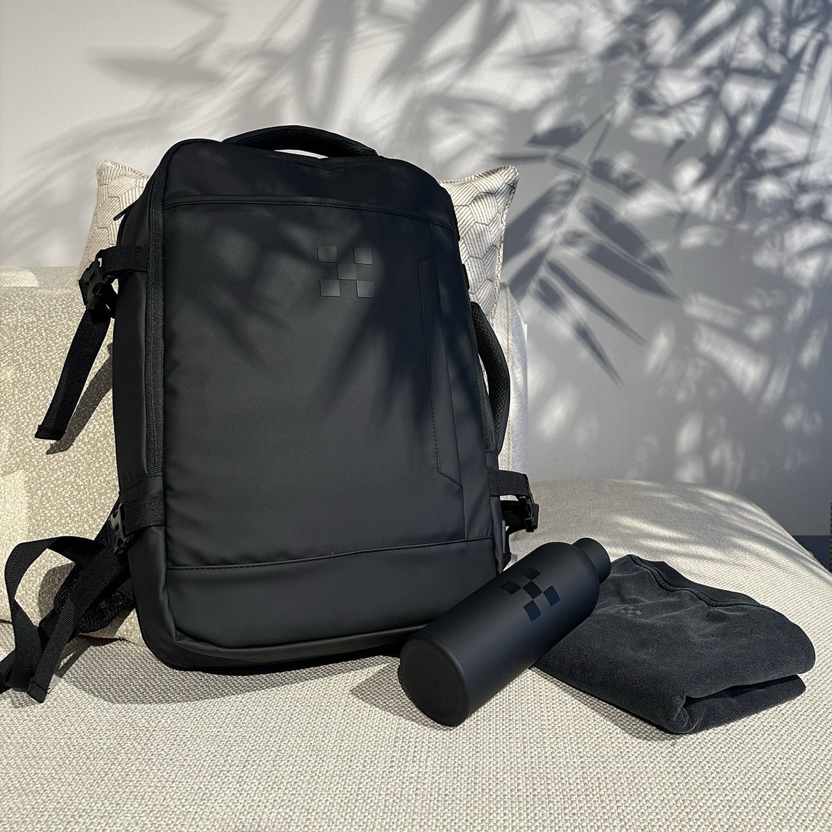 hualunjiejie's tweet image. 加密姐妹说两位小姐姐不仅颜值高，更能将复杂的加密知识以一种生动有趣、通俗易懂的方式展现给大家，让枯燥的加密知识变得更有趣味性，赶紧跟我一起来关注，更有好礼相送🌸

🎁送三套 #okx 新款周边 ，背包超级好用，低调有范
【要求】
1⃣关注 @sisterinweb3 + @Cayne_okx + @GoldenCicada…