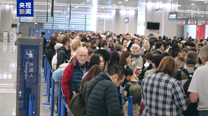 【2025年以來上海空港口岸入境外籍旅客超93萬人次】截至3月18日，2025年以來已有超93萬人次外籍旅客從上海空港口岸（上海浦東國際機場、上海虹橋國際機場口岸）入境，較2024年同期增長50%。其中，在上海空港口岸免簽入境的外籍旅客數量達48萬人次，較2024年同期增長3.5倍。