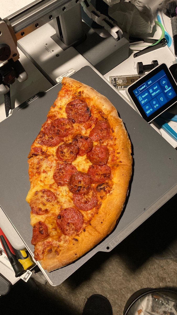 DutchGlaswegian's tweet photo. 100c on bed for perfect pizza temp😂🍕
#BambulabGlobal #pizza https://t.co/LyMCLUANGy