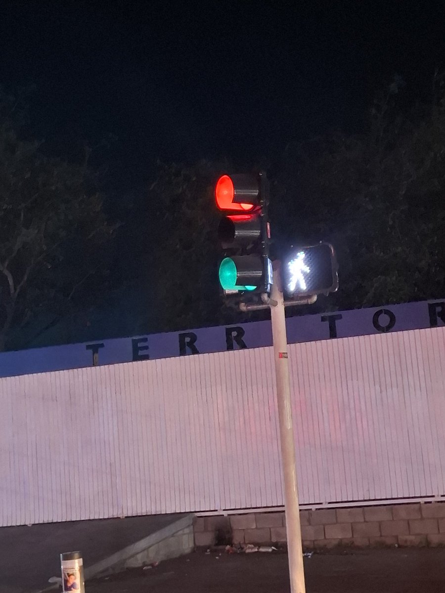 mayis_palos's tweet photo. Semáforo con falla, cuando esta en rojo se prende también el verde parpadeando. En av Río nilo al cruce con chulavista. @AgenciaAMIM https://t.co/ZHtqb76fVr