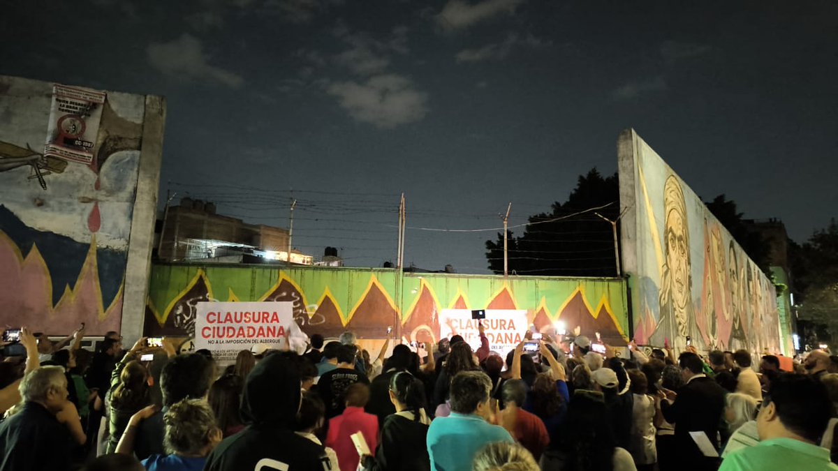 IroniaLD's tweet photo. Vecinos de la colonia Nueva Santa María mantiene #bloqueo en el cruce de Av. Plan de San Luis y Eje 2 Norte. 

Están en contra de la construcción de un #albergue para #migrantes en el lote conocido como el Gran Mural.
Alc. #Azcapotzalco #CDMX 
#PrecauciónVial https://t.co/pZw319Sswk