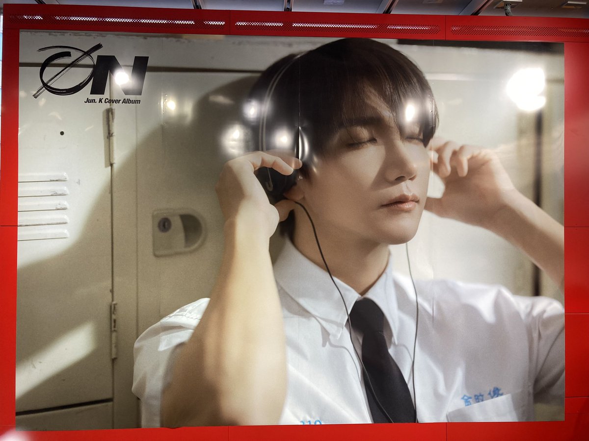 トークショー終了後パネルにサインを書きに来てくれたJun.Kさん🐼
動画撮ったと思ったら撮れてなくて、まともな写真がこれしかなかった🥲パネル写真含めてお好きに保存どうぞ〜（転載はご遠慮ください）
#Jun_K #ジュンケイ
#JunK_CoverAlbum_ON