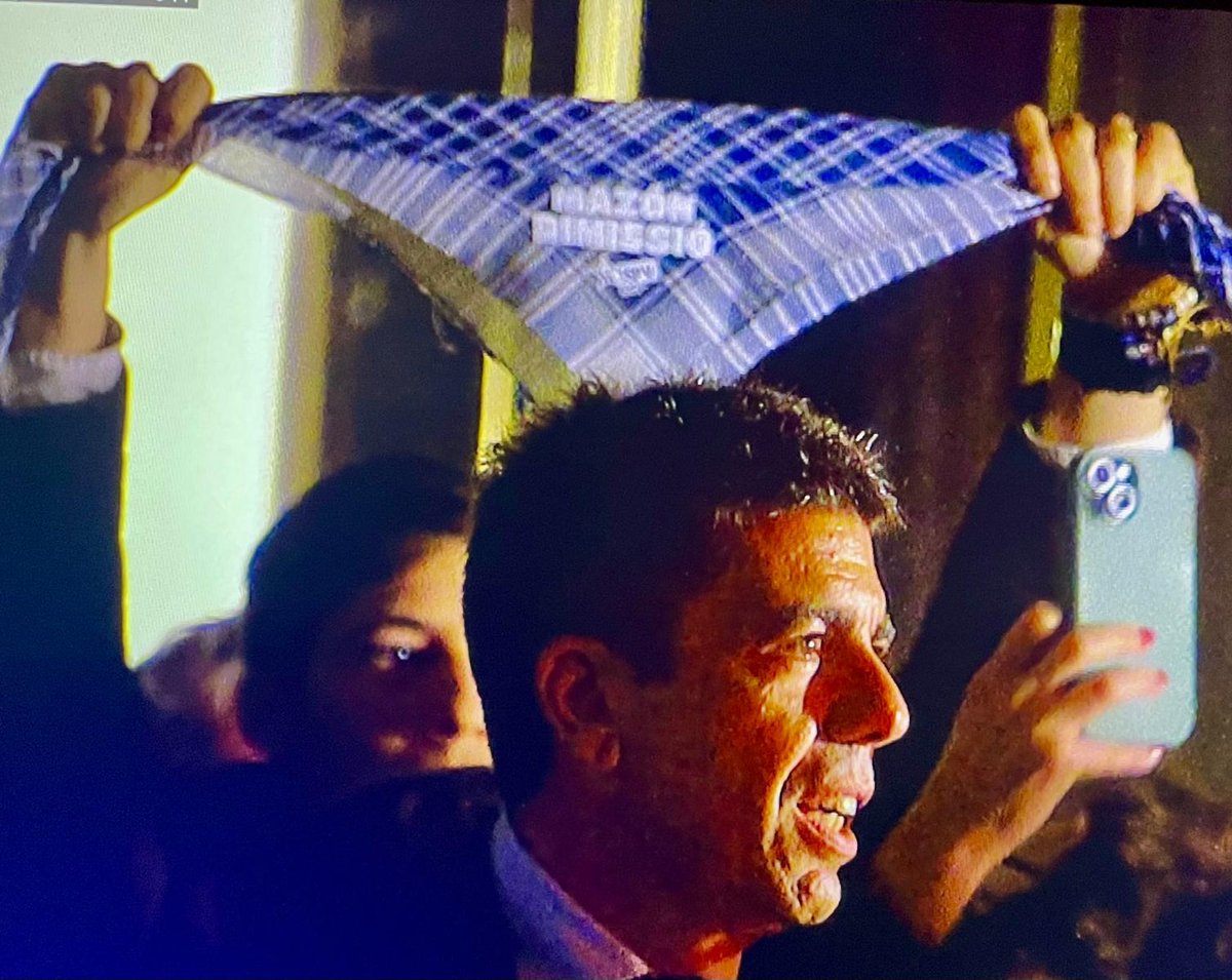 VCFLegal's tweet photo. T'has amagat del teu poble com una 🐁 durant totes les Falles i ara apareixes al balcó per a la Cremà

Pocavergonya

#MazónDimissió https://t.co/tPFG5OMbry