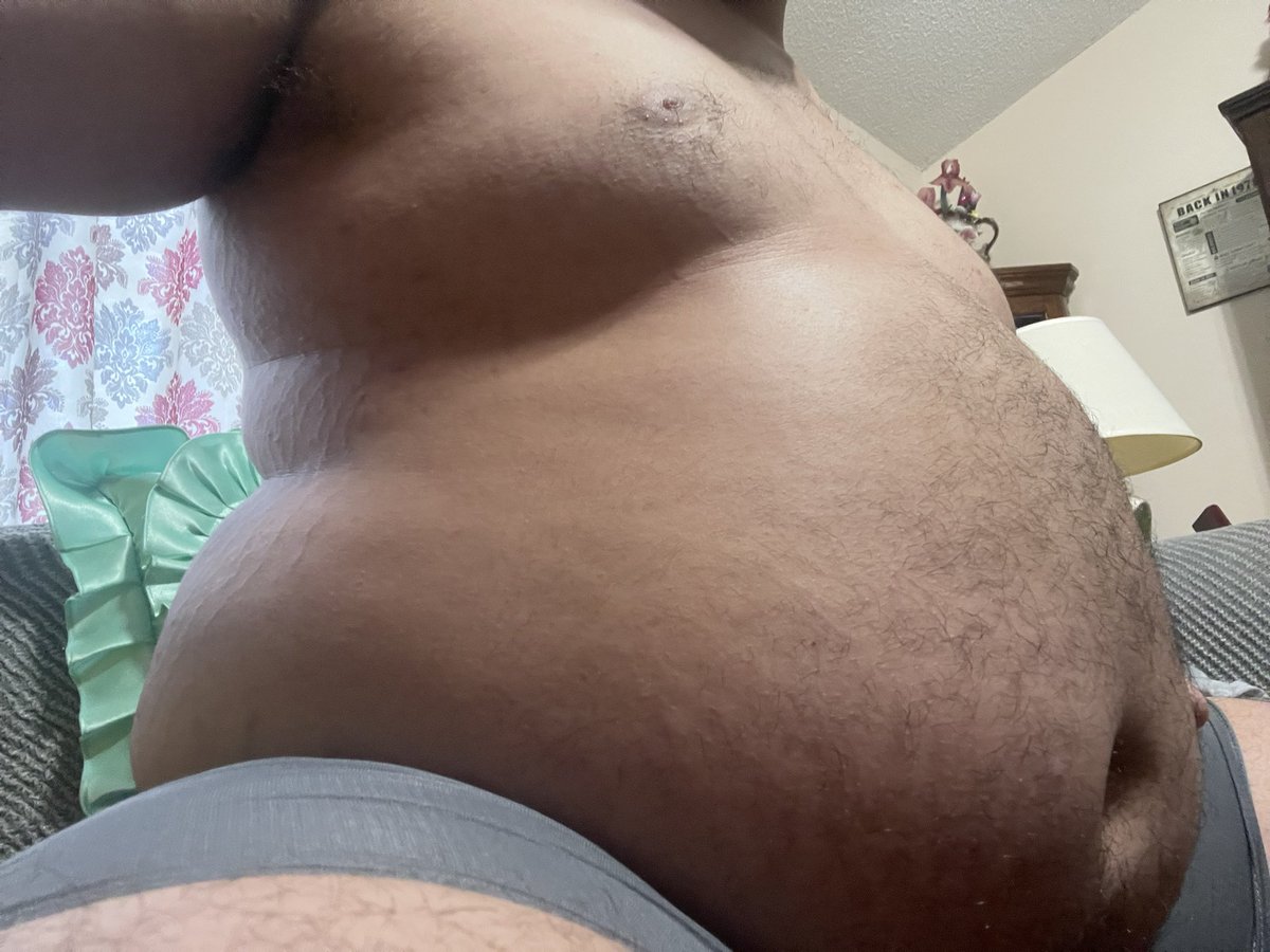 Lee23676479's tweet photo. Ate some cake but still wanting more, wanna help fill me up?

#weightgain
#malefat
#fat
#maleweightgain
#gaygainer
#gainer
#belly
#moobs https://t.co/zI6bho5JMT