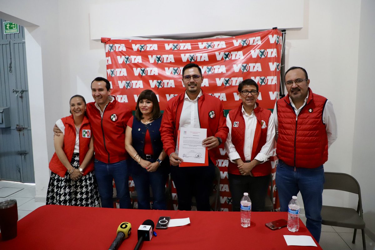 CDE PRI Guanajuato (@prigto) on Twitter photo Señala <a href="/PRIGTO/">CDE PRI Guanajuato</a> y PRI León desaciertos de federación en temas de seguridad. Además, asume <a href="/Tadeus_Politik/">Tadeo Sánchez</a> presidencia provisional de Comité Municipal #León en sustitución de <a href="/JuanPabloMarun/">Juan Pablo López Marún</a>
#PRI 🟢⚪️🔴 Señala <a href="/PRIGTO/">CDE PRI Guanajuato</a> y PRI León desaciertos de federación en temas de seguridad. Además, asume <a href="/Tadeus_Politik/">Tadeo Sánchez</a> presidencia provisional de Comité Municipal #León en sustitución de <a href="/JuanPabloMarun/">Juan Pablo López Marún</a>
#PRI 🟢⚪️🔴