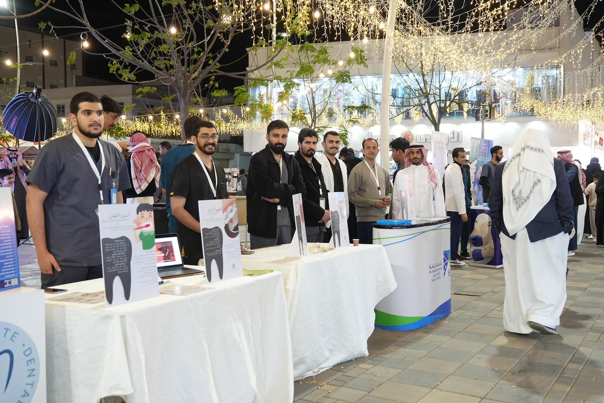BahaUniversity's tweet photo. #تغطية | انطلاقاً من دور المركز الطبي الجامعي في #جامعة_الباحة  وتماشياً مع أهداف الجامعه  وتطلعاتها بالقيام بدور مؤثر وفعال وإتاحة الفرص التطوعية بمجالات الرعاية الصحية بالفم والأسنان
اطلق المركز الطبي الجامعي  بالتعاون مع الجمعية السعودية لطب الأسنان والنادي الطلابي بكلية طب الأسنان و  بالتزامن مع #اليوم_العالمي_لصحة_الفم_والأسنان حملة توعوية تثقيفية لمدة يومين بالسوق الشعبي بالباحة .