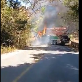 raytep's tweet photo. Enfrentamiento en Autlán, Jalisco.
Elementos de la GN y Ejército se enfrentan con grupos que han hecho narcobloqueos y se reporta la presunta detención de Luis Manuel, alías “El Meño” o "El 18", cabecilla del CJNG
#jalisco #autlan #CJNG https://t.co/Q2iYT6L0fx