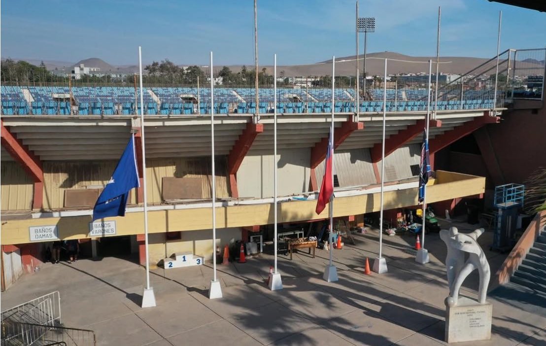 Las banderas del estadio Carlos DITTBORN a media asta por el fallecimiento de Hernán CLAVITO Godoy, quien fue director técnico de Deportes Arica y San Marcos durante muchas temporadas. Hombre querido por los Ariqueños.