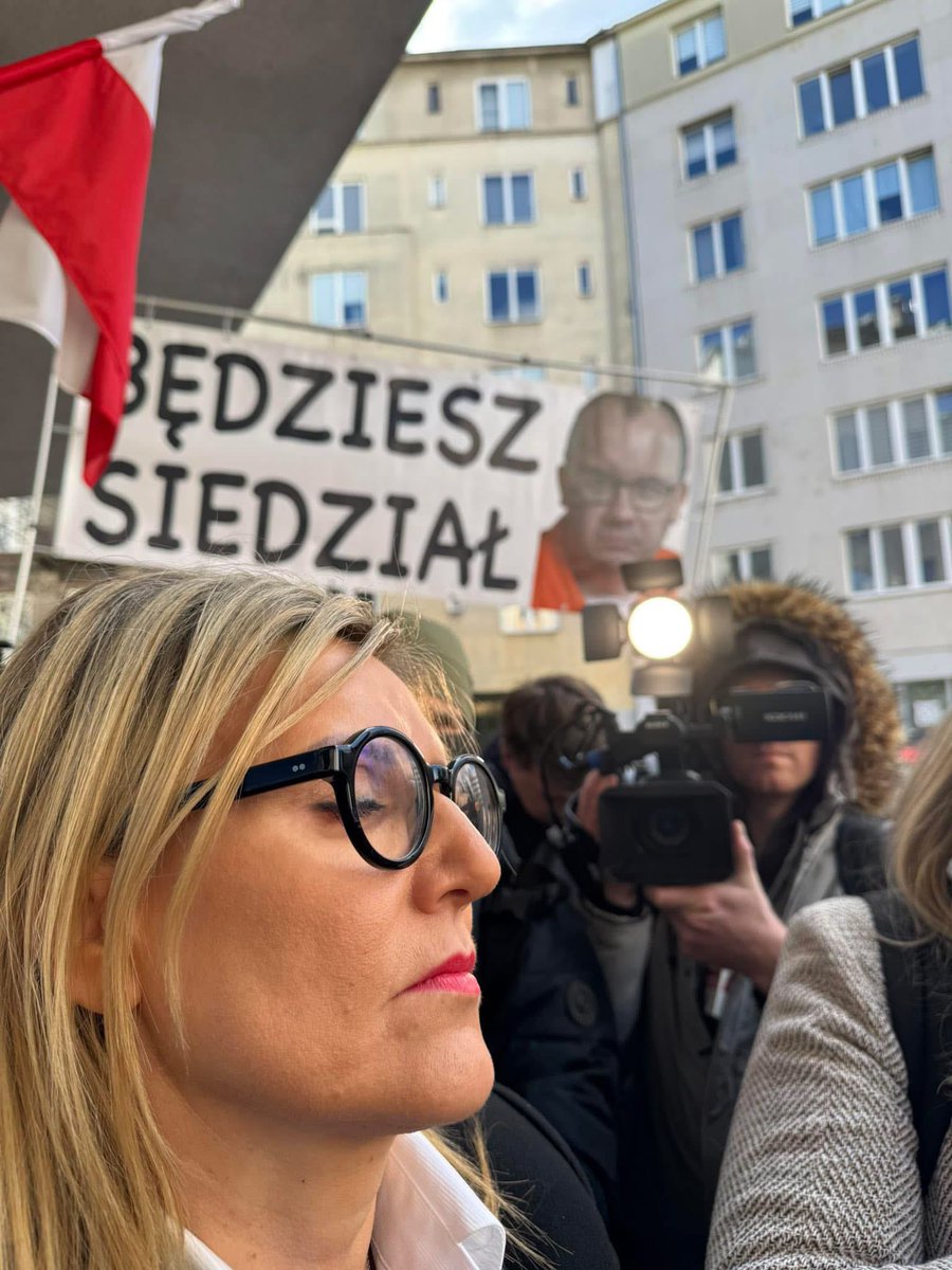 Chciałem tylko powiedzieć, że wcale nie trzeba być „pisiorem“ i „konfederatą” by nie dostrzec tego, że największym dramatem dla mojego kraju 🇵🇱 był powrót Tuska z Brukseli. To co wyprawia ten człowiek wraz ze swoją czerwoną armią jest już totalnie niebezpieczne dla suwerenności