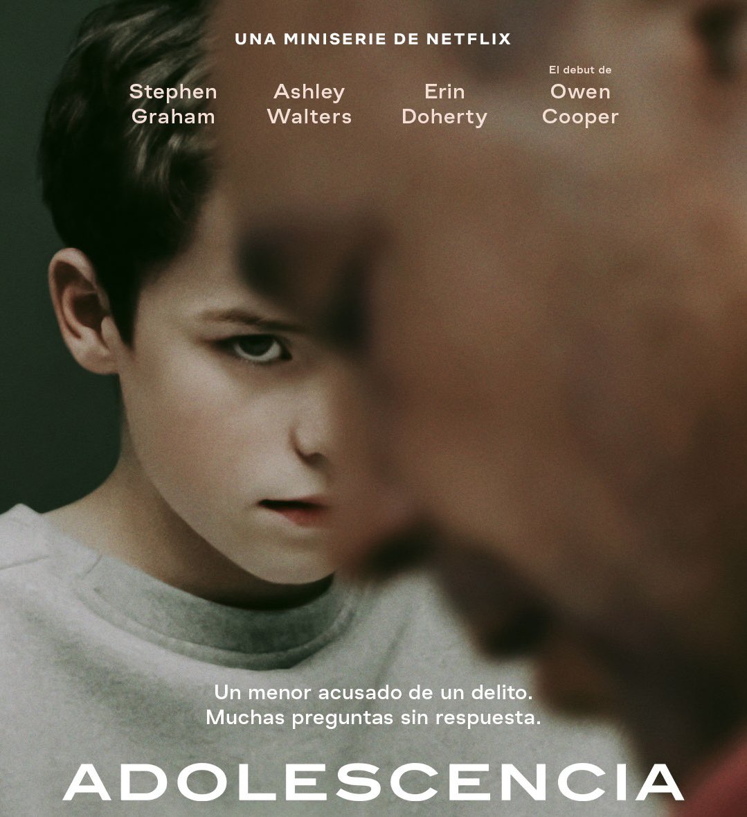 Véanla!

 Es una miniserie tan impactante. Con solo 4 capítulos, Adolescencia golpea dentro de cada espectador y no te deja indiferente. 

Escalofriante, fulminante, cruda, asombrosamente realista. Muy buena y necesaria de ver.

La actuación de Cooper 10/10