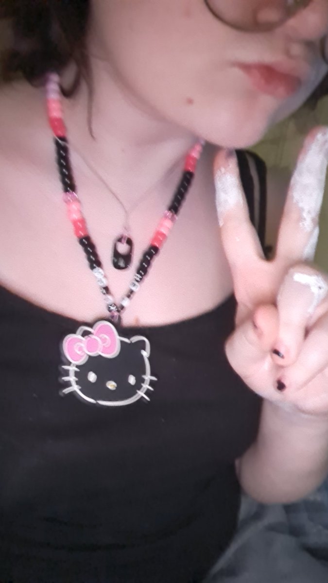 Wo0fzzZ's tweet photo. I MAD A HELLO KITTY KANDI NECKLACE!!! (๑ᵔ⤙ᵔ๑) https://t.co/ZbaadTReGZ