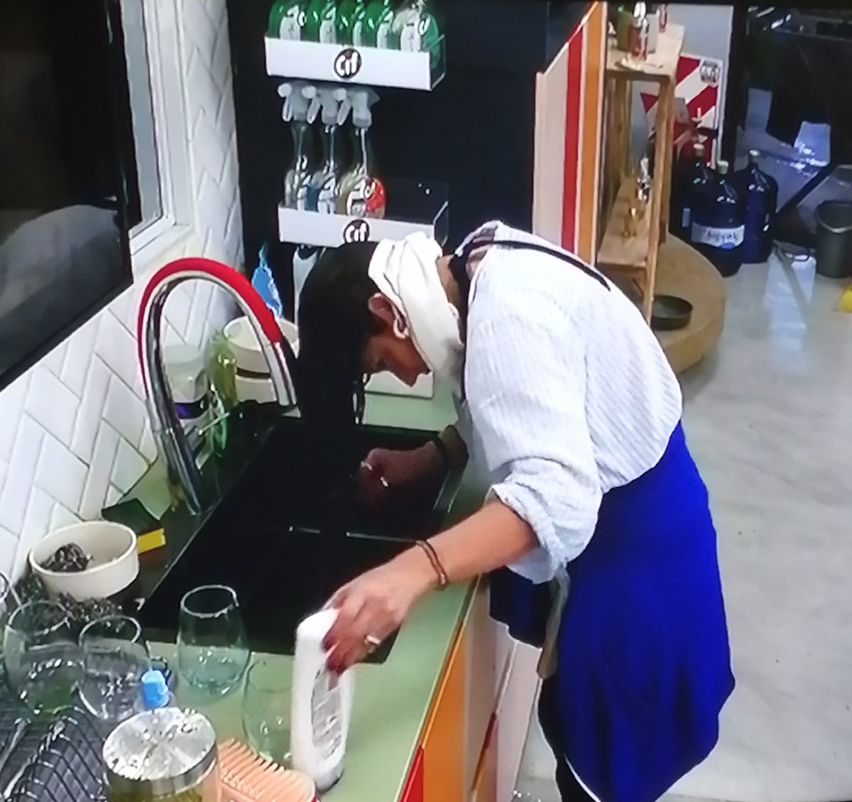 Que loco, cuando la Tana lavó ropa en la pileta, le dijo de todo, pues ella si puede lavarse la cabeza y llenar todo de pelos.. Eugenia es una histérica, atrevida con mente cuadrada, retrógrada que crítica a las mujeres por ser ella una gran traumada. 
#GranHermano