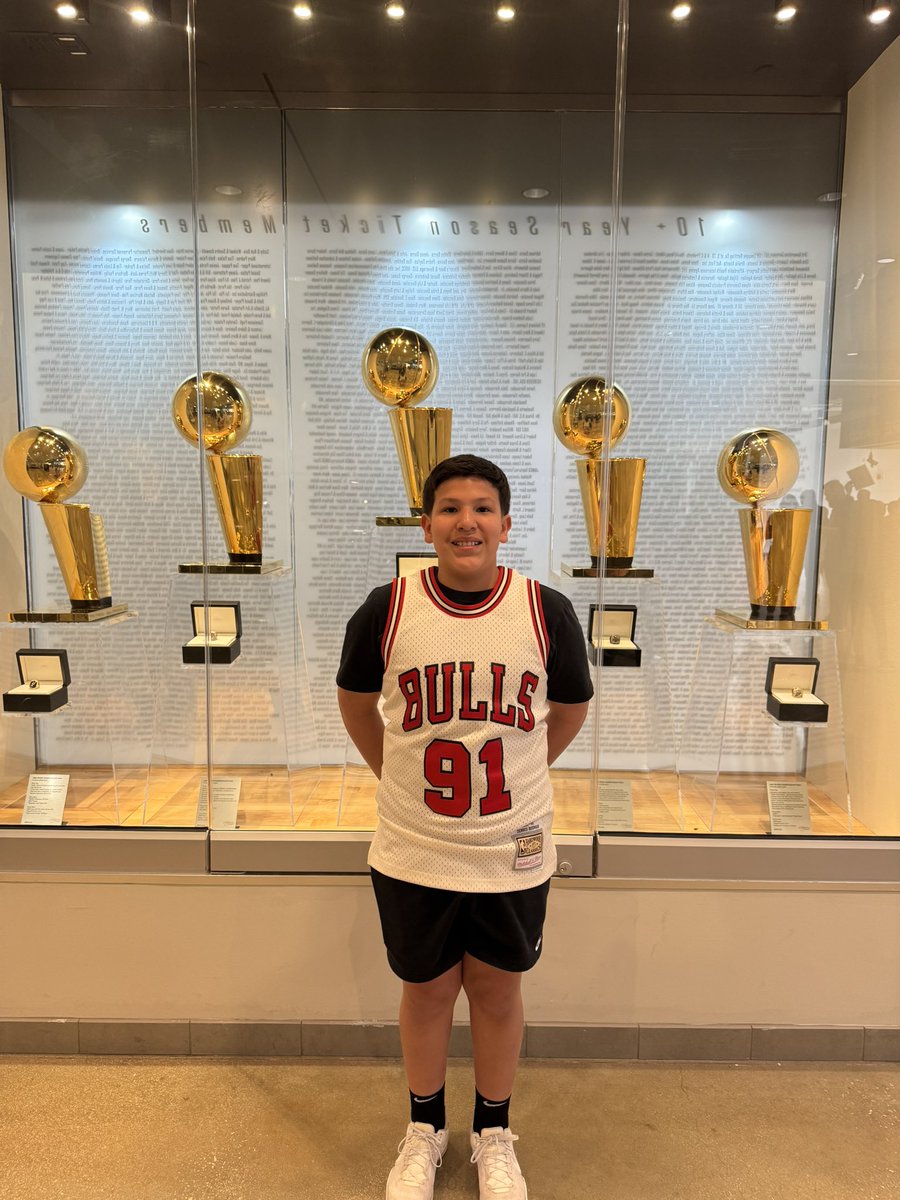 JaxonSolis's tweet photo. Just taking a pic with 5 Larrys in SA #SpursVsKnicks #SASpurs https://t.co/G79mi7FCZF