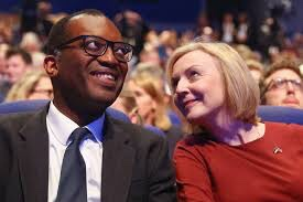 WistfulCass's tweet photo. Wow @AnushkaAsthana's "Who Benefits?" #GeekOfTheWeek data shows 40% of UK pop. are in agreement with Labour Govt crackdown on Welfare payments 😵
Green Party's Carla Denyer disagrees, but Kwasi Kwarteng doesn't; Why TF is this right-wing has-been on #Peston panel? 😠
#Newsnight https://t.co/ZYEajJ3Hch