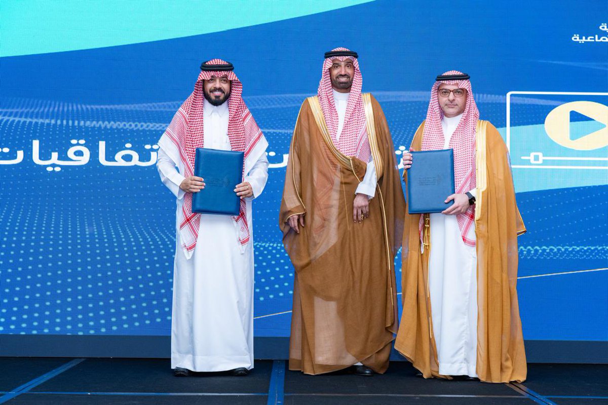 تركي الجعويني (@taljawini) on Twitter photo استمرارًا لجهود الصندوق في تمكين وتأهيل القوى الوطنية؛ سعدنا بحضور ورعاية معالي <a href="/Ahmed_S_Alrajhi/">أحمد سليمان الراجحي</a> لتوقيع اتفاقية دعم تدريب بين @hrdfksa و <a href="/Ewa_ksa/">أكاديمية الطاقة والمياه | EWA</a>، وتستهدف تأهيل وتطوير الكوادر الوطنية في عدة مهن فنية بمجالات الكهرباء والصيانة الكهروميكانيكية والسلامة والصحة المهنية. استمرارًا لجهود الصندوق في تمكين وتأهيل القوى الوطنية؛ سعدنا بحضور ورعاية معالي <a href="/Ahmed_S_Alrajhi/">أحمد سليمان الراجحي</a> لتوقيع اتفاقية دعم تدريب بين @hrdfksa و <a href="/Ewa_ksa/">أكاديمية الطاقة والمياه | EWA</a>، وتستهدف تأهيل وتطوير الكوادر الوطنية في عدة مهن فنية بمجالات الكهرباء والصيانة الكهروميكانيكية والسلامة والصحة المهنية.
