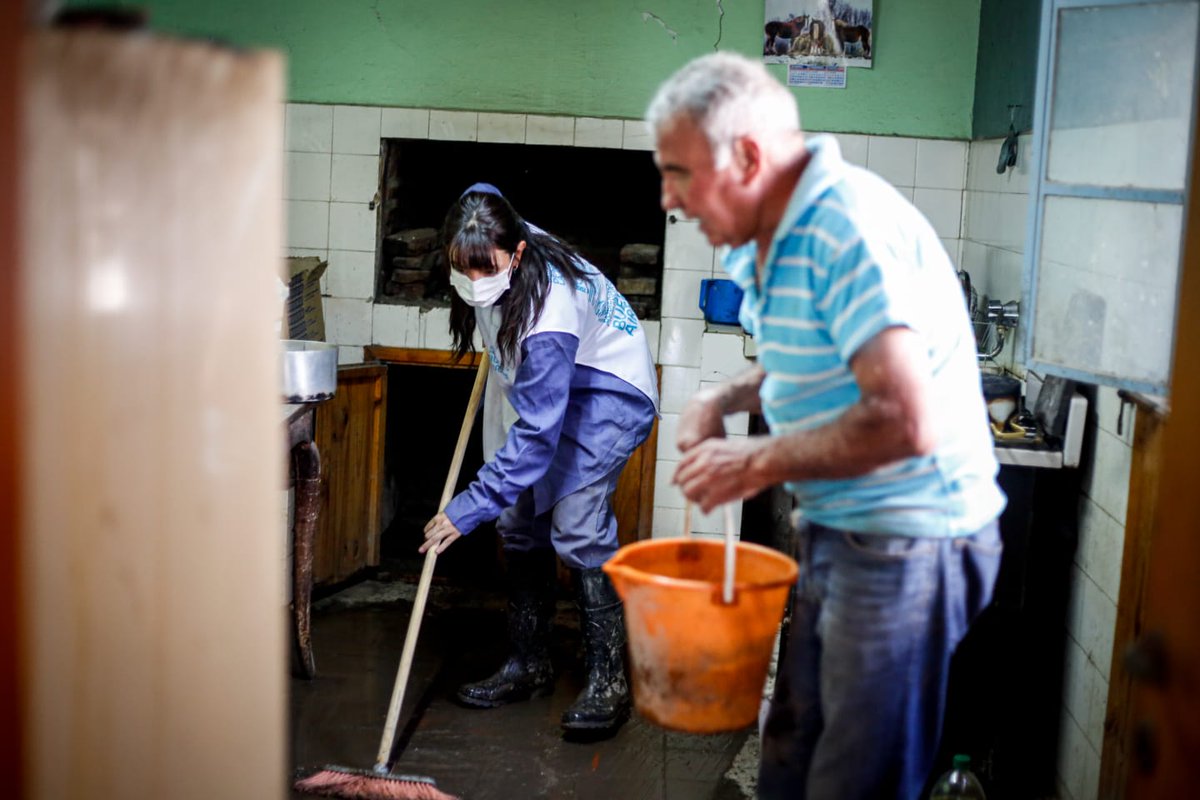 Continúan las tareas de asistencia a las familias afectadas por el temporal.

Los equipos del Ministerio y voluntarios de Bonaerenses Solidarios siguen trabajando en limpieza de hogares, escuelas y vía pública.