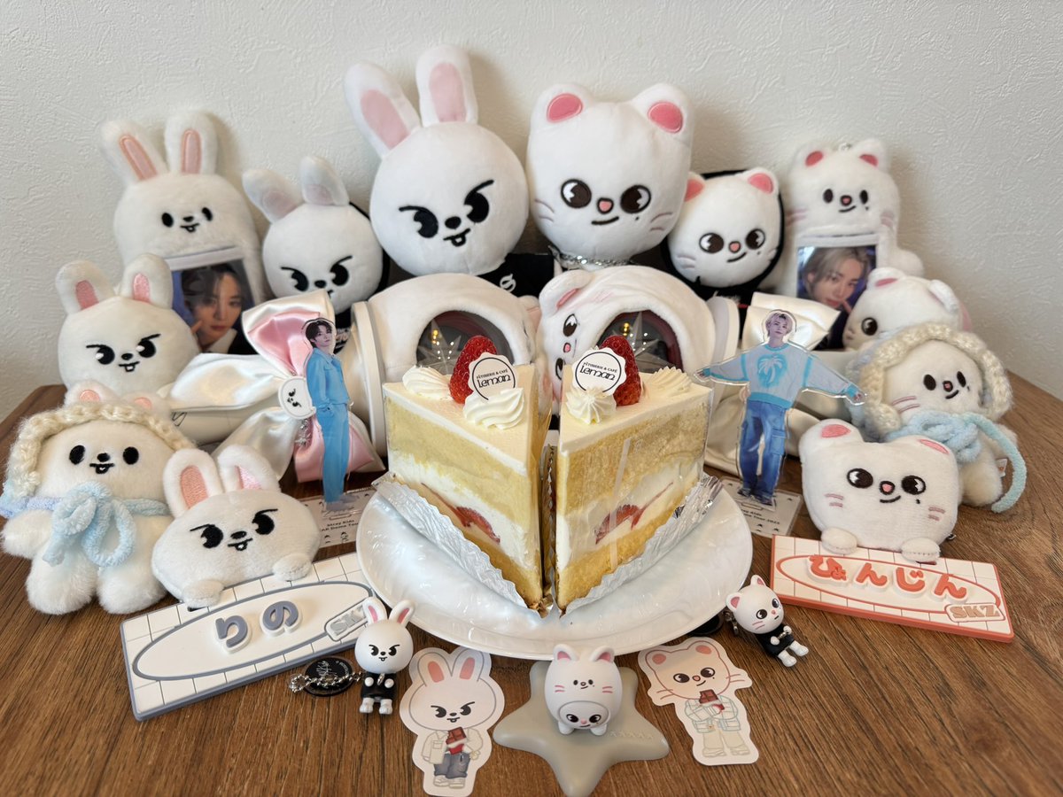 27co_h's tweet photo. 🩵happy birthday hyunjin🩵

いつも色んな姿を見せてくれてありがとう
stayの光になってくれてありがとう
どんなヒョンジンも大好きだよ！ https://t.co/gobKVXl1P6