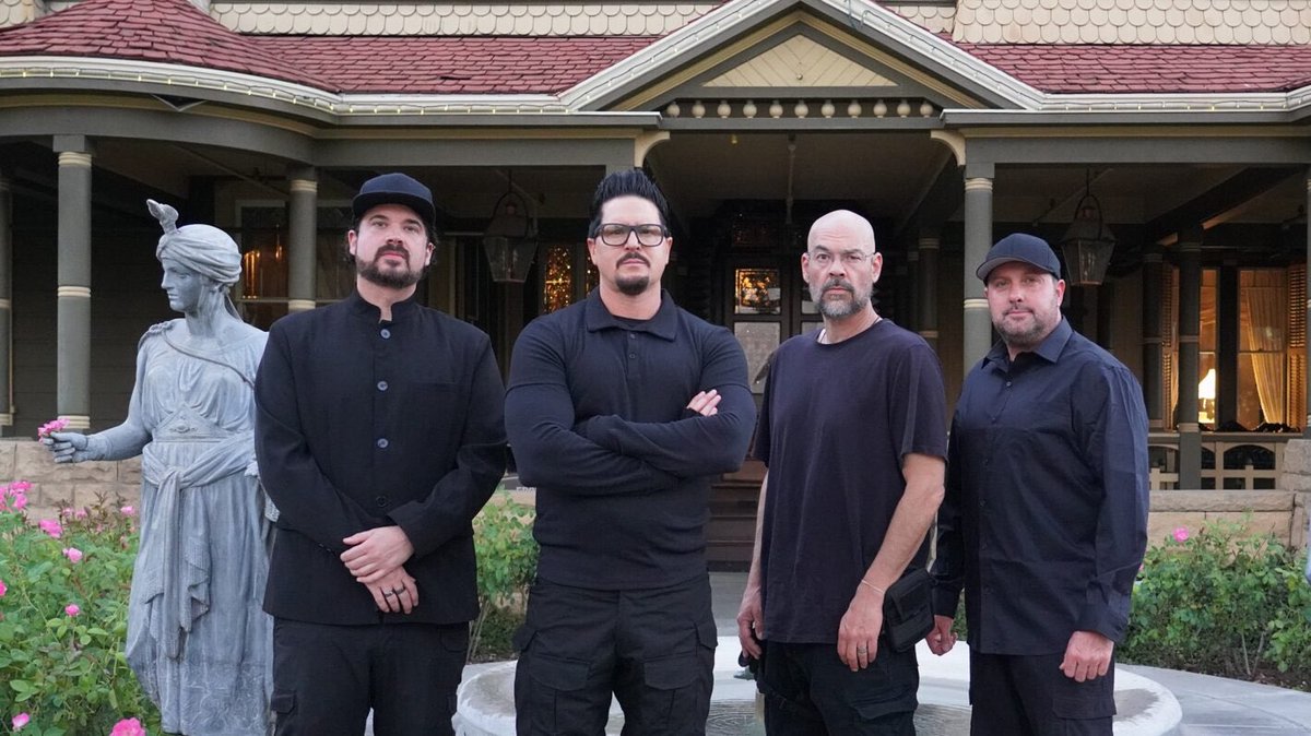 GACrewFans's tweet photo. On April 16, Zak Bagans, Aaron Goodwin, Billy Tolley and Jay Wasley are back venturing into the paranormal world with the Season 29 premiere of #GhostAdventures, taking them to the iconic Poltergeist house in Simi Valley, California 🤡 https://t.co/sDyeBt4gdp