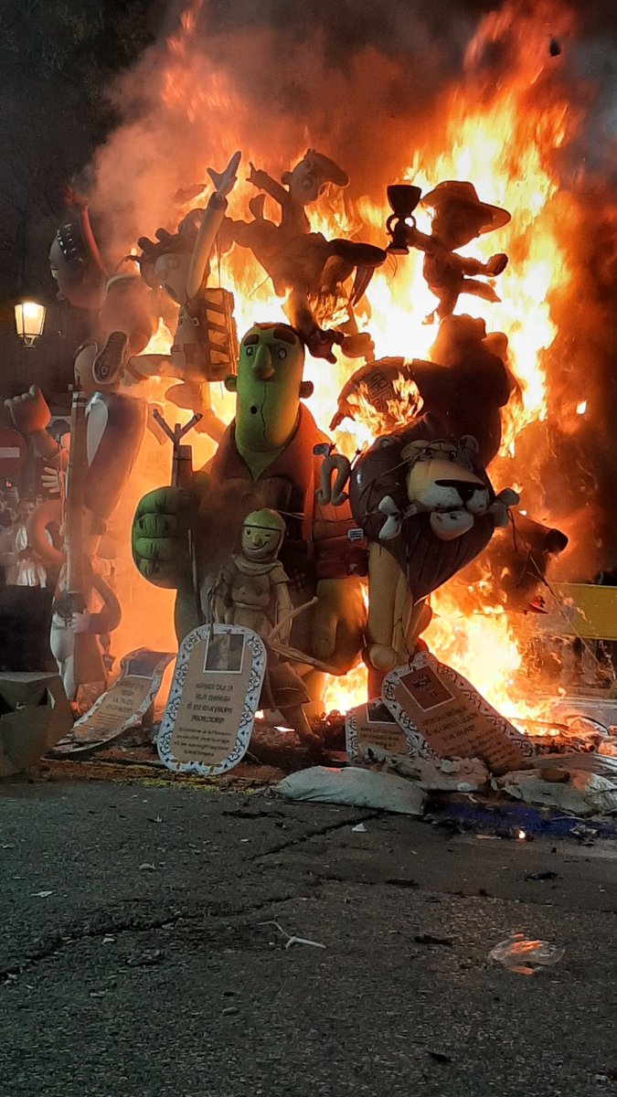 #dondelascallesevuelvenFallas #desde1927