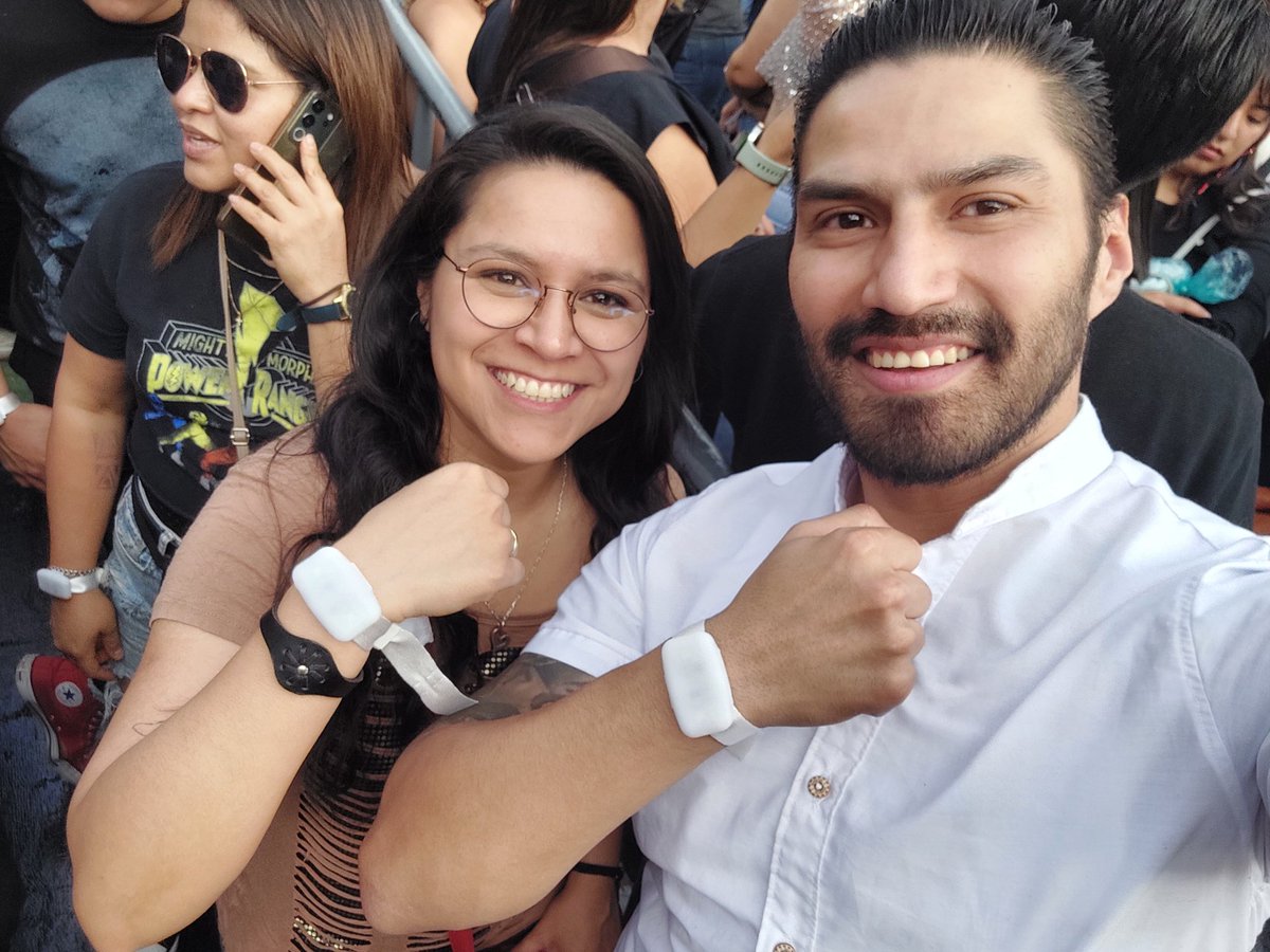 wentry88's tweet photo. Con nuestra pulcerita... nos estamos convirtiendo en lobos.

#LMYNLWorldTour #LMYNLWorldTourCDMX #Shakira @Shakira #Aauuuu https://t.co/NfYKU7mSkR