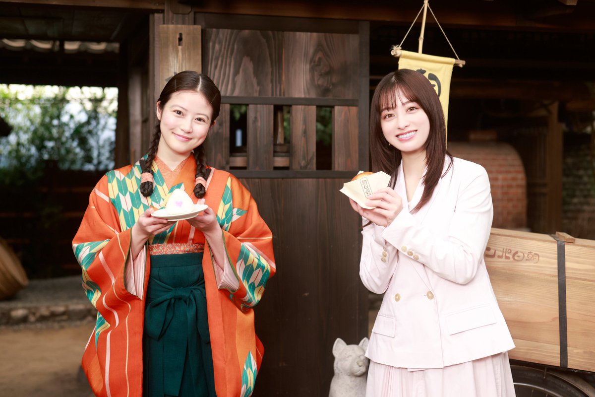 #ImadaMio and #HashimotoKanna attended the heroine baton pass ceremony of NHK asadora "Omusubi" to "Anpan".

For the exchange gifts, Hashimoto give Imada slippers made in Kobe and omusubi. And Imada give Hashimoto Naruko made in Kochi and anpan. 

Omusubi will end on March 28 and