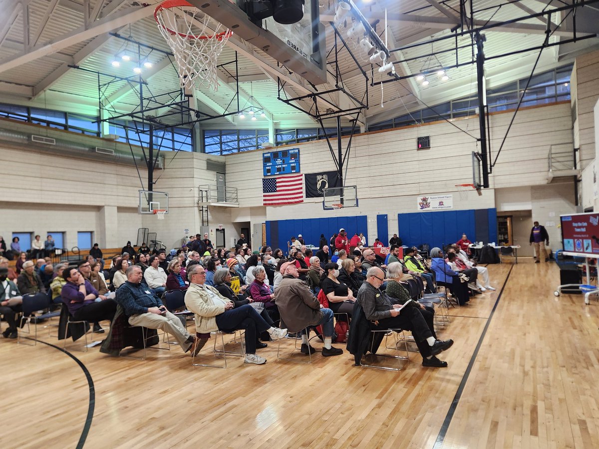 Full house at healthcare Town Hall in Stapleton, Staten Island to demand that Rep. Malliotakis explain her vote to defund Medicaid, and stop the cuts!
#ny11