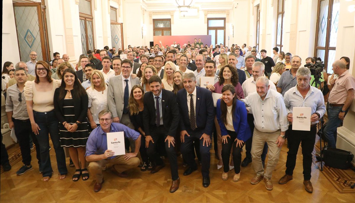 📚 Seguimos fortaleciendo la infraestructura educativa 🏫

En un acto encabezado por nuestro Gobernador <a href="/maxipullaro/">Maximiliano Pullaro</a>, Ministro de Educación <a href="/goity_jose/">Jose goity</a> y Secretaria General <a href="/MariaMartinSF/">Maria Martin</a>, dimos un paso más en el marco del #PlanMilAulas. Firmamos convenios con municipios y