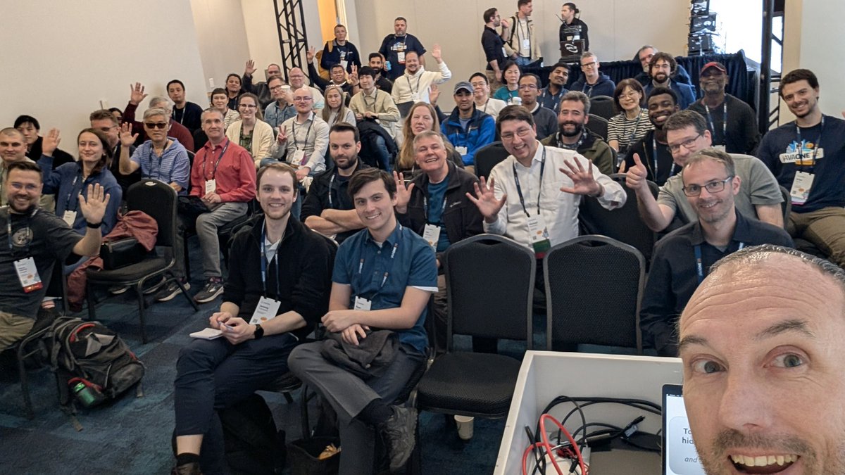 vilojona's tweet image. Soooo happy with my talk 🥰🥰 Super feliz 🥳
Packed + standing room 😱
Lots of interactions and conversations ♥️
Great experience at @JavaOne #javaone25
( And my talk was computing with the greats @venkat_s and @alina_yurenko 😊)
Slides: bit.ly/vilojona-top-s…