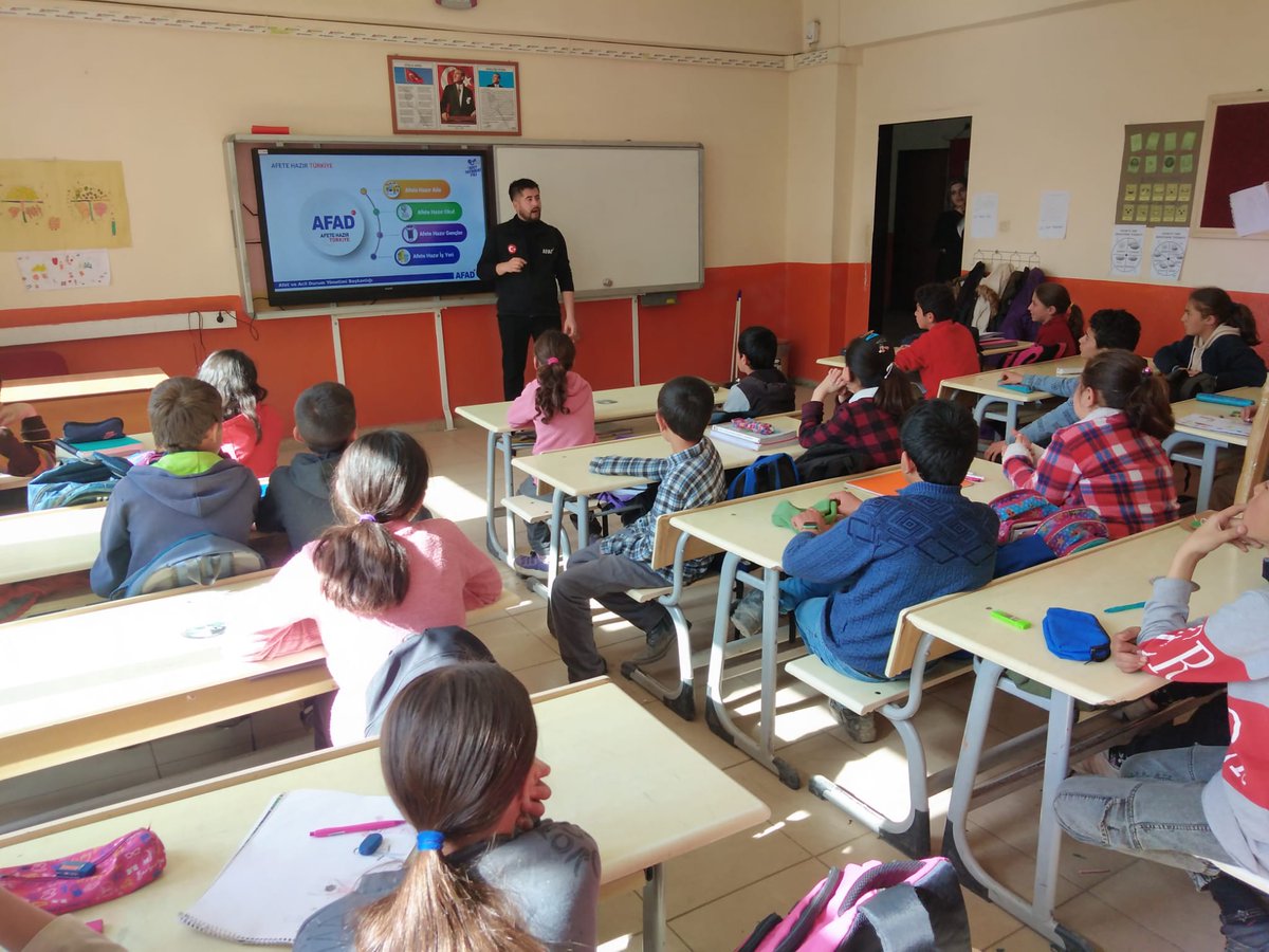 📍 İshakpaşa Erkek Öğrenci Yurdu 
📍 Taşlıçay Kumluca Köyü Yenimahalle İlkokulu

📢 2️⃣0️⃣2️⃣5️⃣ Yılı Eğitim ve Tatbikat Faaliyetlerimiz kapsamında;

📌Müdürlüğümüz personelleri tarafından öğrencilere Afet Farkındalık Eğitimi verilmiştir.

<a href="/AFADBaskanlik/">AFAD</a> 
<a href="/AgriValilik/">T.C. Ağrı Valiliği</a>