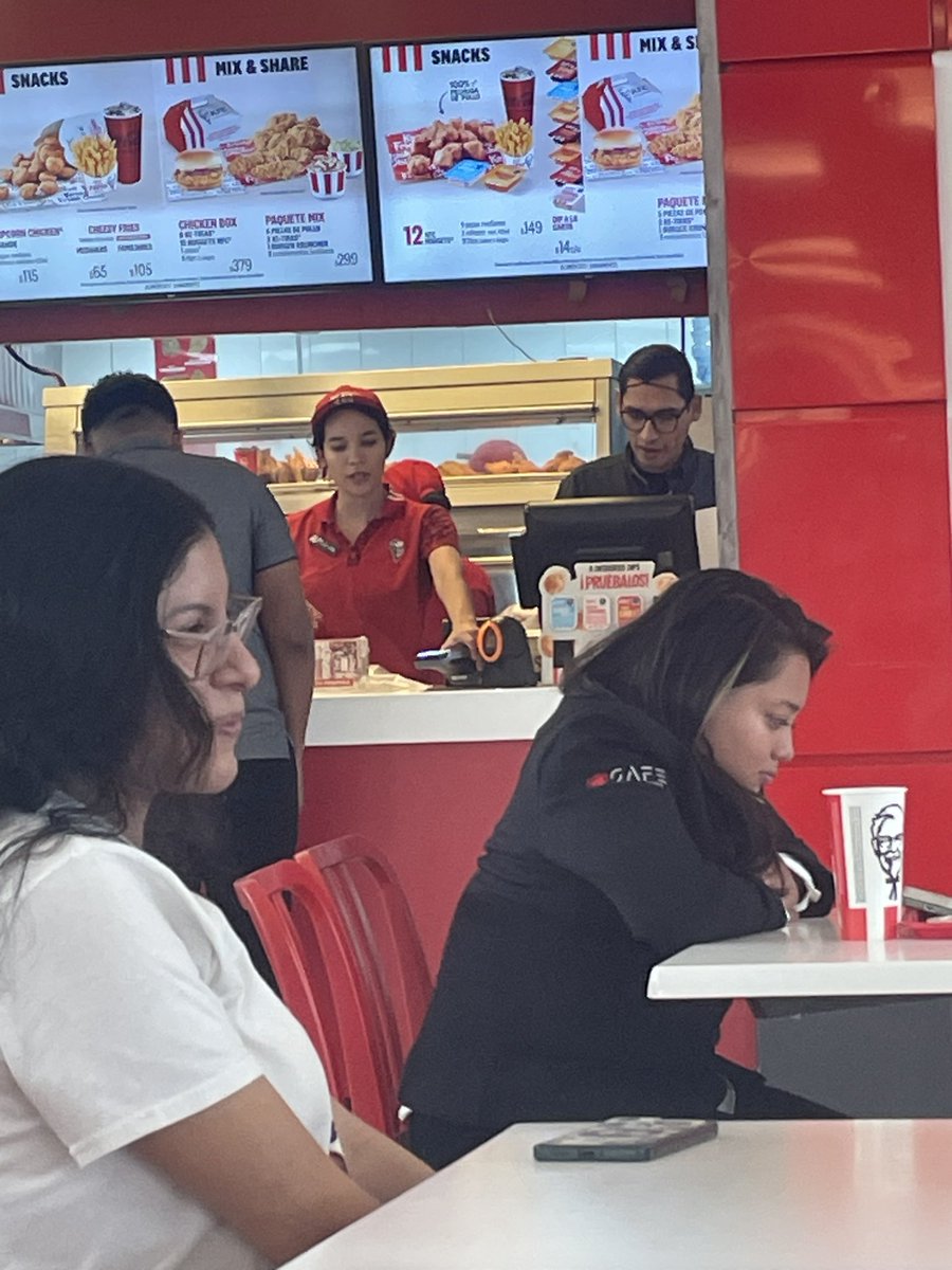 michitachi96's tweet photo. Pésimo servicio en kfc plaza cumbres Monterrey, N.L por parte de estas 2 personas. Es la tercera vez que vamos a comprar y la chava de la foto nos habla bien feo, pero esta vez no quise quedarme sin hacer nada y esperé a que no tuviera gente para hablar con el gerente.. https://t.co/iFtSKprA9N