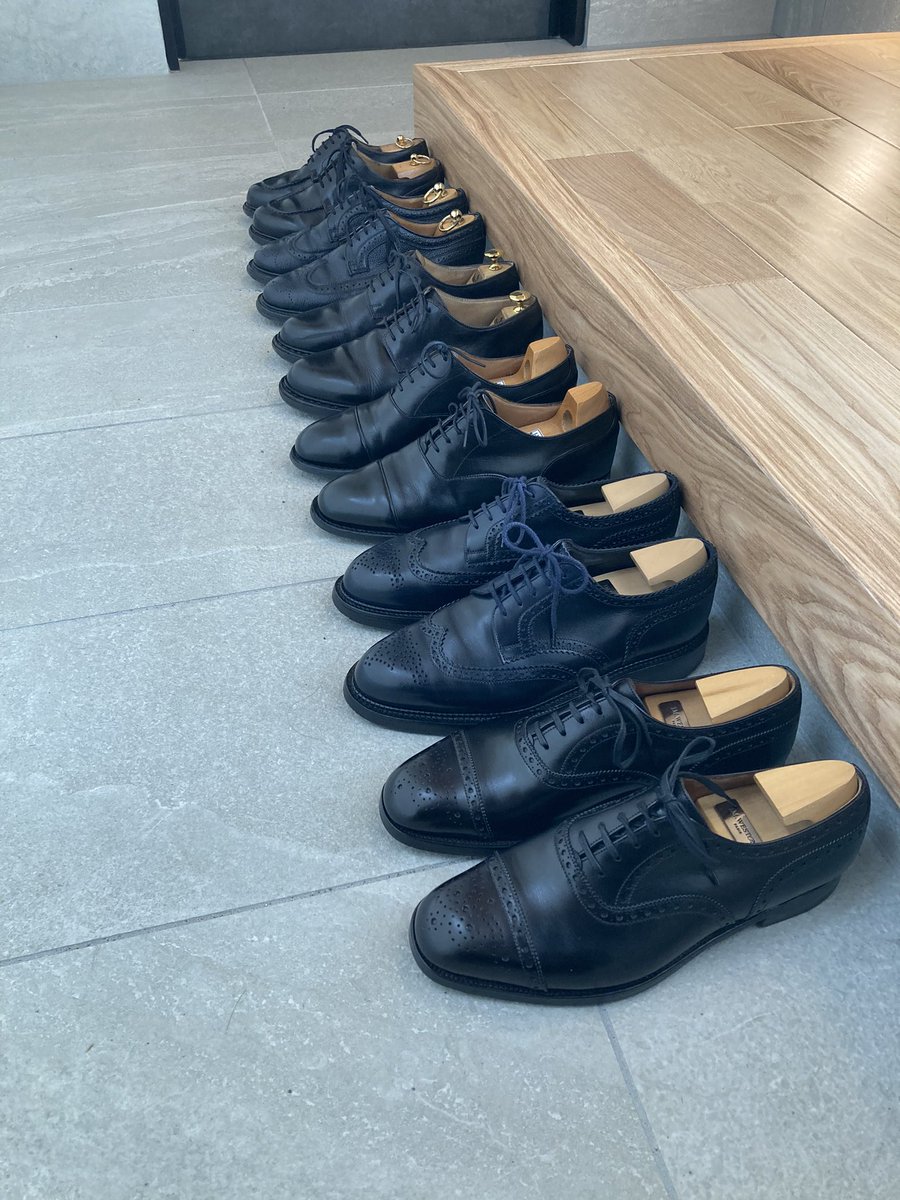 sekisui_'s tweet photo. 新社会人で革靴を履く方に伝えたい。少なくとも3足をローテーションして、帰宅したら木型を入れて10秒間だけブラッシングをしてほしい。

これは僕が社会人になりたての頃に父から教わって今でも実践してることです。ブラシなんて東急ハンズで2,000円で買えますので。 https://t.co/tLoHHw4JgV