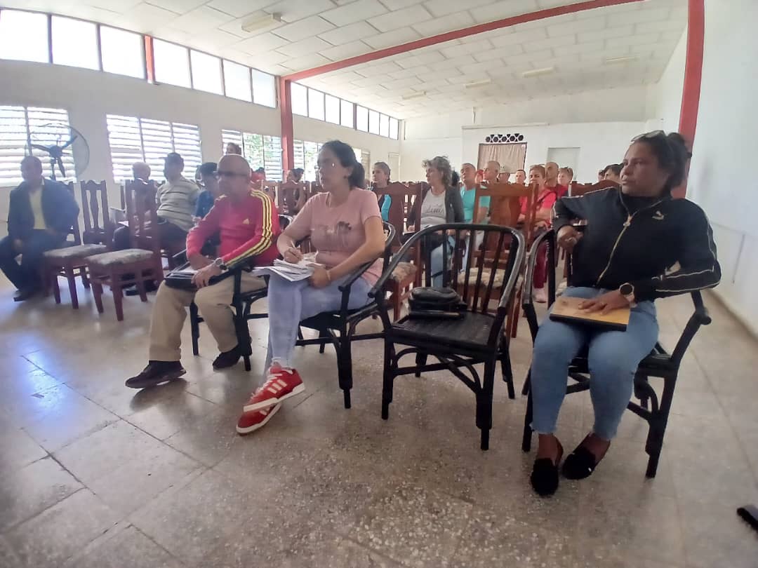 Intercambia Yaumara Quezada, funcionaría del Comité Central del <a href="/PartidoPCC/">Partido Comunista de Cuba</a> con representación de los secretarios generales de núcleo en #LaSierpe sobre las prioridades de trabajo definidas para el presente año.
#SanctiSpíritusEnMarcha 
.
.
<a href="/DiazCanelB/">Miguel Díaz-Canel Bermúdez</a> 
<a href="/DeivyPrezMartn1/">Deivy Pérez Martín</a>