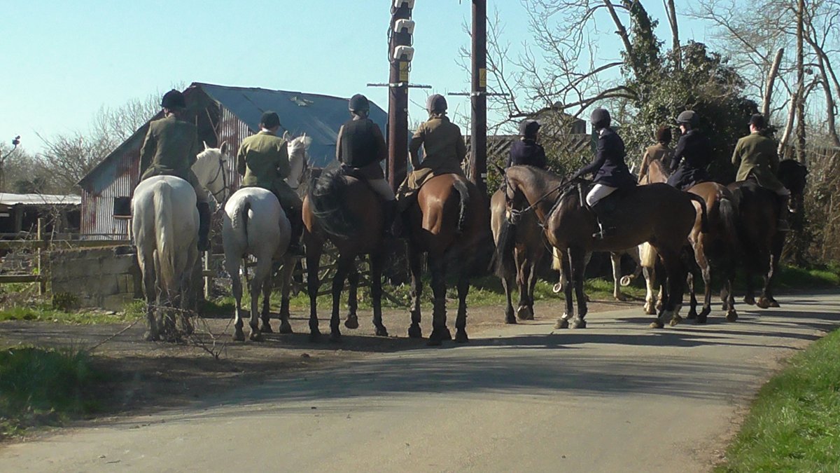 CIHWatch's tweet image. VWH hunting around Meysey Hampton near their kennels. Will soon be over for the season and for good if we have our way. #banhuntingwithdogs #banterrierwork #stopbloodsports #strengthenthehuntingact #actionagainstfoxhunting