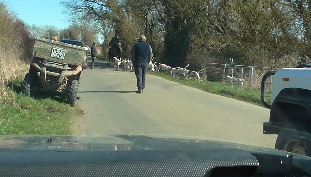 CIHWatch's tweet image. VWH hunting around Meysey Hampton near their kennels. Will soon be over for the season and for good if we have our way. #banhuntingwithdogs #banterrierwork #stopbloodsports #strengthenthehuntingact #actionagainstfoxhunting