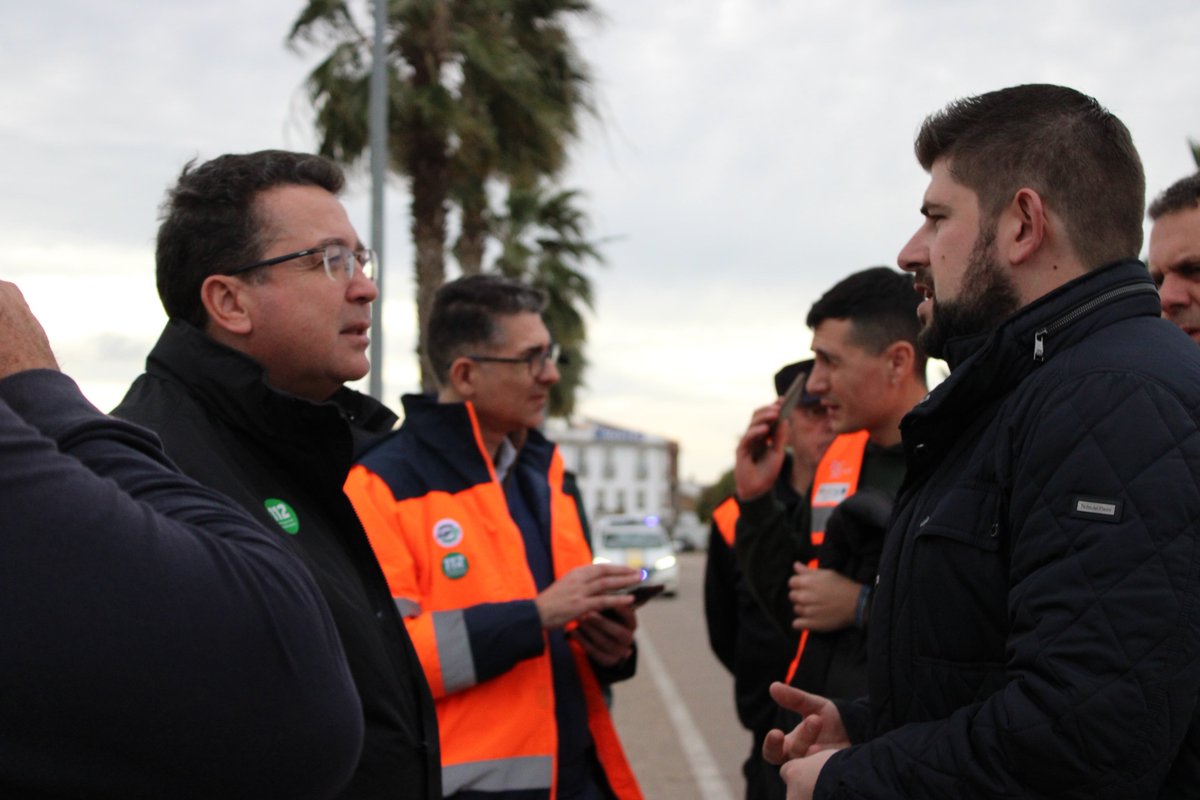 presidenciaEXT's tweet photo. 🔴El secretario general de #Interior, #Emergencias y #ProtecciónCivil, @fjmanzanop, ha visitado acompañado del alcalde de #Medellín, @RafaMateosT, las zonas afectadas por las inundaciones en dicha localidad. https://t.co/ksM6UAqpvB
