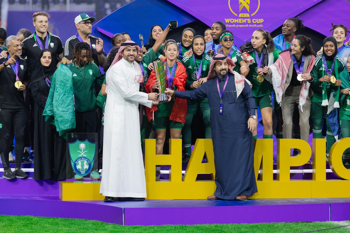 mosgovsa's tweet photo. 📸 معالي نائب وزير الرياضة الأستاذ بدر بن عبدالرحمن القاضي @balkadi يتوج فريق سيدات الأهلي بلقب #كأس_الاتحاد_السعودي_للسيدات https://t.co/YdXCmNhHT1