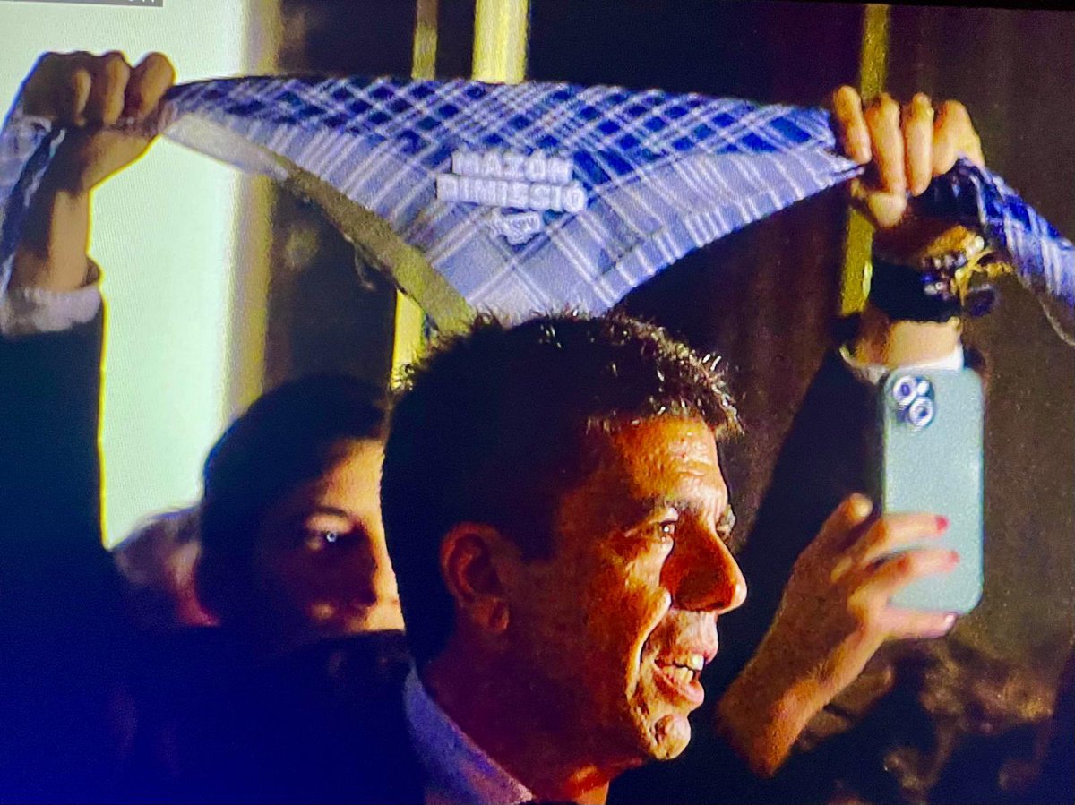 carsonu's tweet photo. Al valiente que ha sacado el pañuelo de "Mazón, dimisión", GRÀCIES 🙌🏻 #crema25 #cremà25 #MazónDimisión #MazónDimissió https://t.co/ilyv3p9dEc