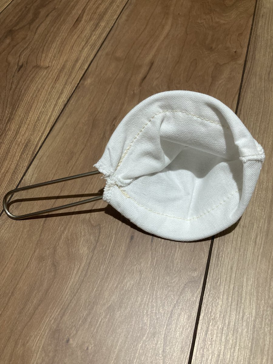 jingo_ro's tweet photo. 27 紀州ネル。ネルは紡錘？先が尖った形。中心に注湯するとネル内の透過距離が1番長いので一点注湯スタイルだろうか。
さておき、生地そのものへの視点は面白い。 https://t.co/KircIPYdPW