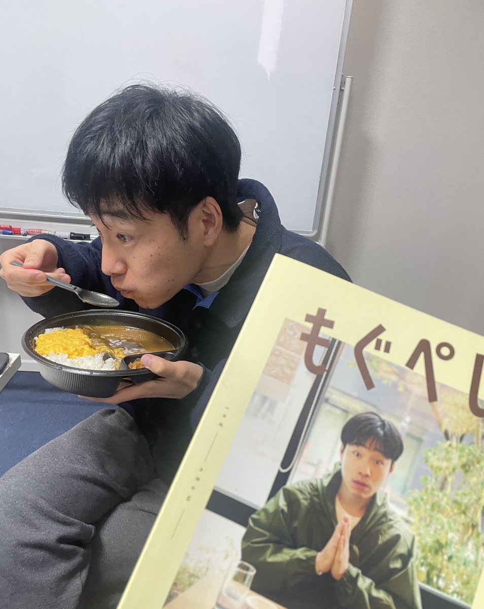 jarujaru12th's tweet photo. お誕生日おめでとう🎈🎉

もぐぺい、カレーどうぞぉ

#ジャルジャル後藤生誕祭 https://t.co/7HviaCJqPy