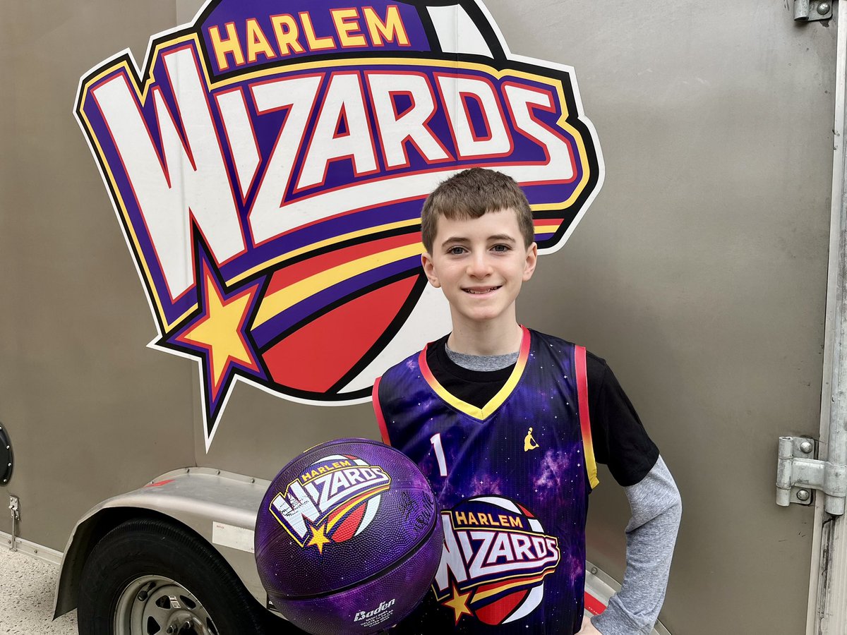 RyanFernandez40's tweet image. Fun time with the Harlem Wizards.  Got to meet all the players. Great guys &amp;amp; an amazing time!!!

@HarlemWizards #harlemwizards #basketball #bball #basketballshow #basketballgame #onthecourt #comedy #freestyle