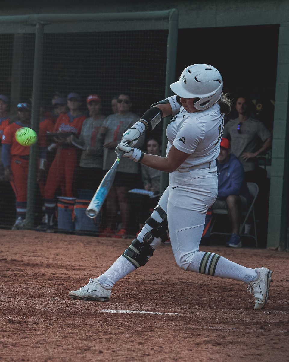 JAX_Softball's tweet photo. ‘Phins BATTLING against the Gators⚔️

#JUPhinsUp https://t.co/nLsDzHfcvW