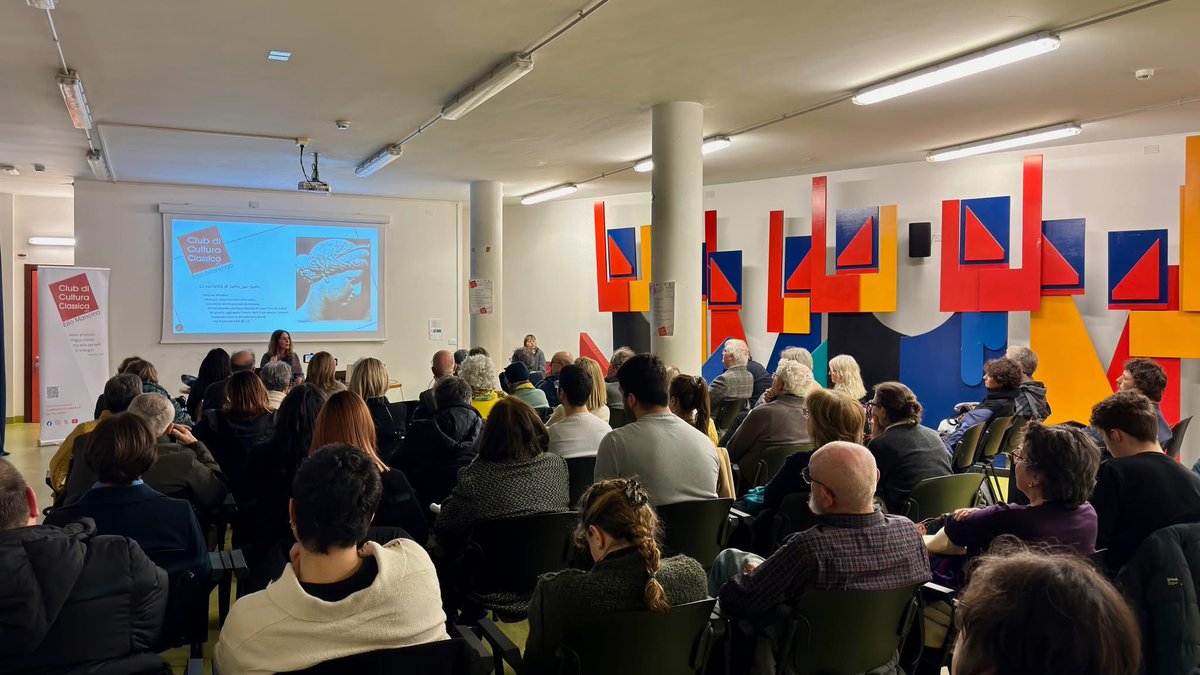 “C’è chi forze a cavallo, chi appiedate
e chi navali dice che sia la cosa
più bella sulla nera terra, io dico
quel che uno ama.”

SAFFO E LO SGUARDO DI LONTANO: l’incontro con Silvia Romani al <a href="/ClubEzioMancino/">ClubCulturaClassica</a>.

#CompagniDiClassici