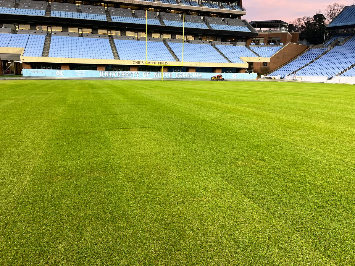 Tar_Heels_Turf's tweet image. Sod complete ✅
Pull 3/8” core &amp;amp; sweep ✅
Topdress &amp;amp; drag ✅
Fertilizer ✅
H2O ✅